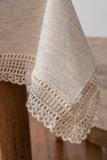 Mantel impermeable lino con puntilla