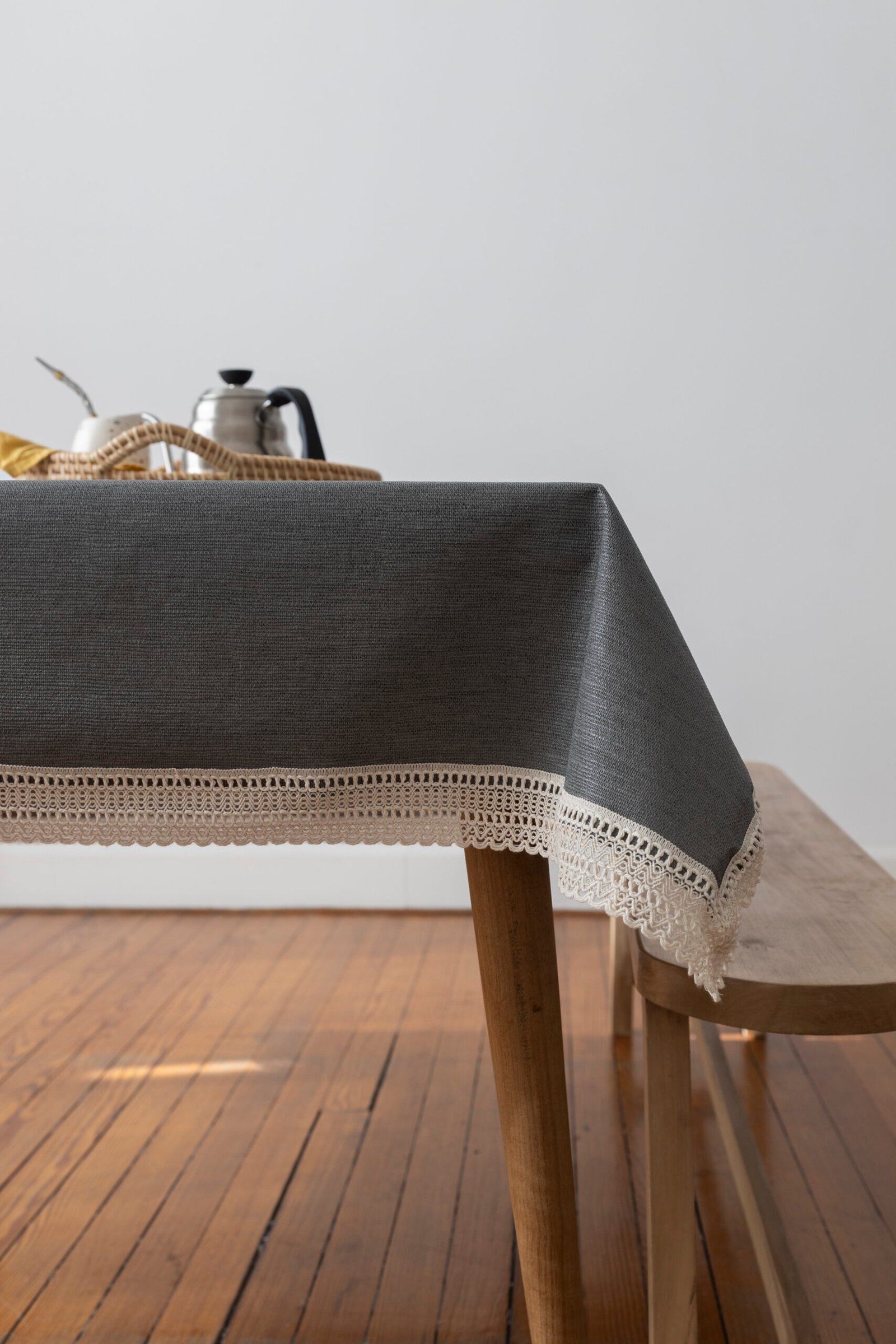 Mantel impermeable lino con puntilla